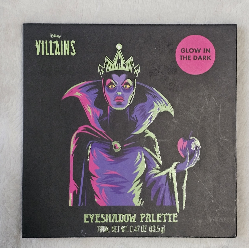 Disney Villains Evil Queen Glow in the Dark Eyeshadow Palette NWT/SEALED!!